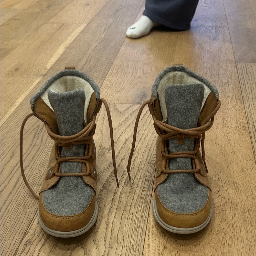 Women’s Sorel Boots in Tan and Gray